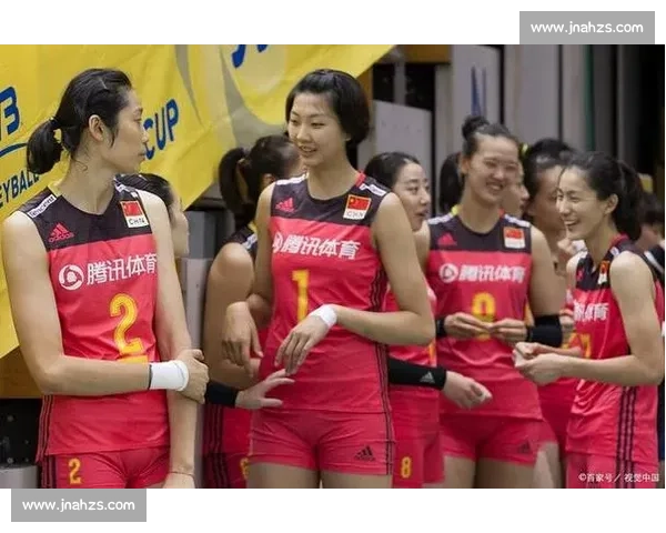 中国女排鏖战泰国队迎来关键对决，新阵容攻防表现引发球迷热议